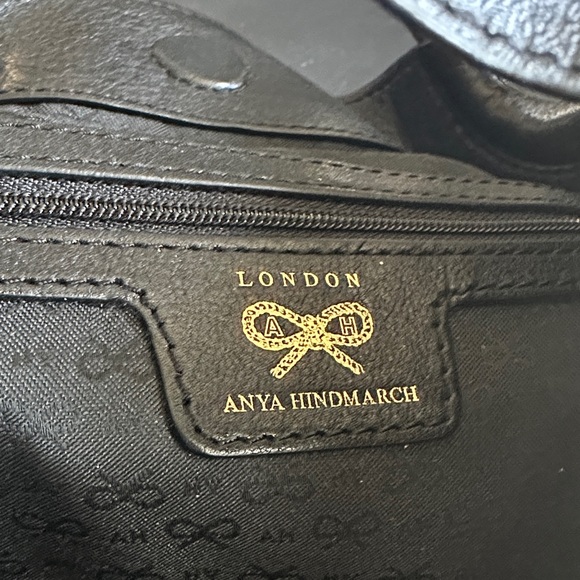 Anva Hindmarch Elegant Black Leather Shoulder Bag with Chain Accents - Picture 5 of 11